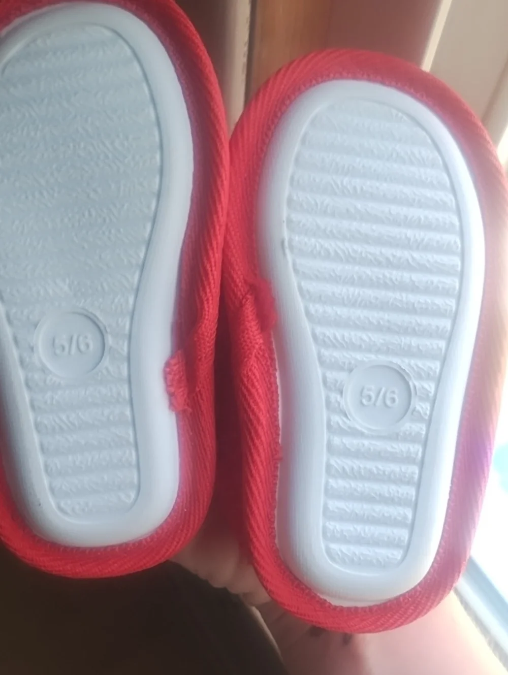 Kids 'Merry Bright' Red Cozy Slip-On Slippers Size 5/6